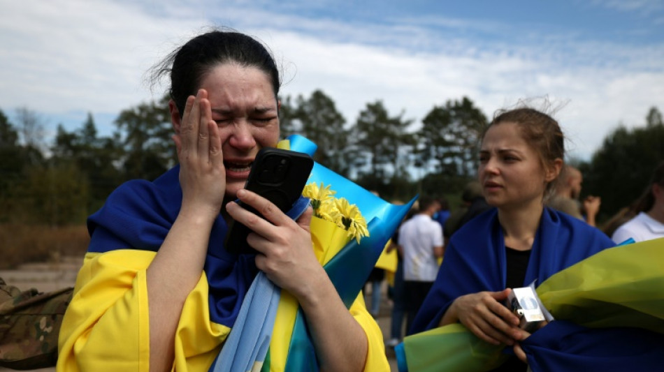 Joie et larmes pour le retour "à la maison" de prisonniers de guerre ukrainiens