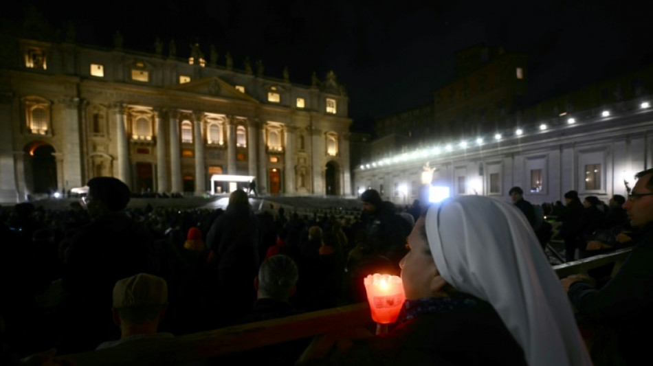 Le pape, dans un état critique mais stationnaire, poursuit ses thérapies