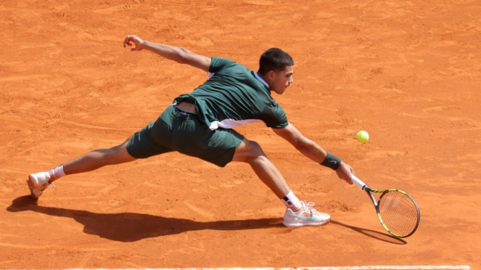 Tennis: Alcaraz bat Tsitsipas et file en demi-finale à Barcelone