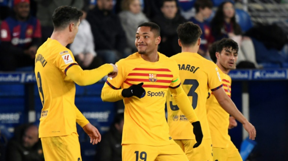 Vitor Roque marca, é expulso e Barcelona vence Alavés no Espanhol