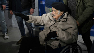 Mujica "todos los días va dando un pasito más" de mejoría, según su esposa