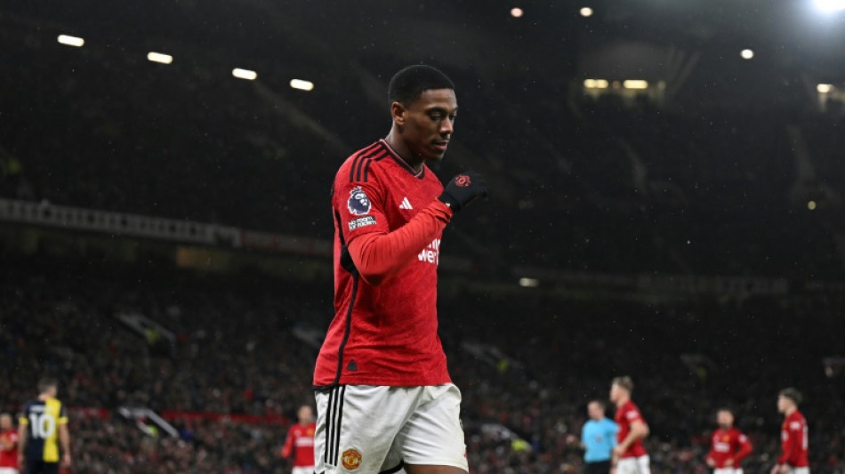 Após cirurgia, Martial desfalcará Manchester United até abril