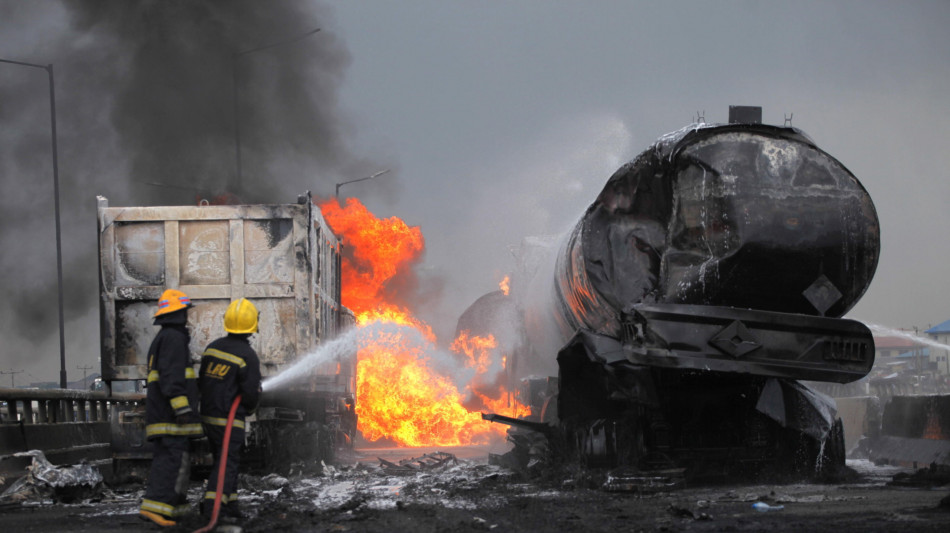 Esplode un'autocisterna in Nigeria, almeno 70 morti