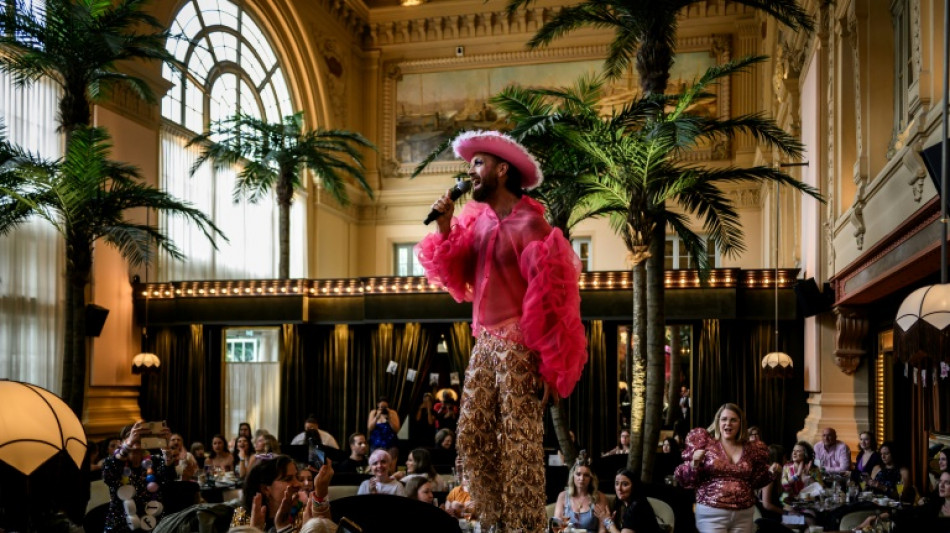 A Lyon, les drag queen mettent l'ambiance avant le concert de Taylor Swift