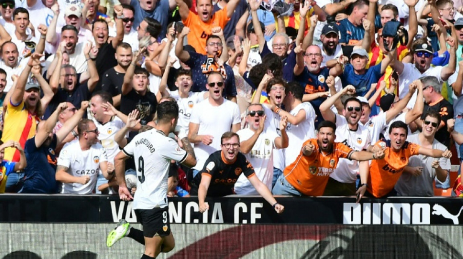 Valencia vence Atlético de Madrid (3-0) e é quinto no Espanhol