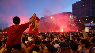 Los aficionados españoles festejan el triunfo de una selección que les ha cautivado