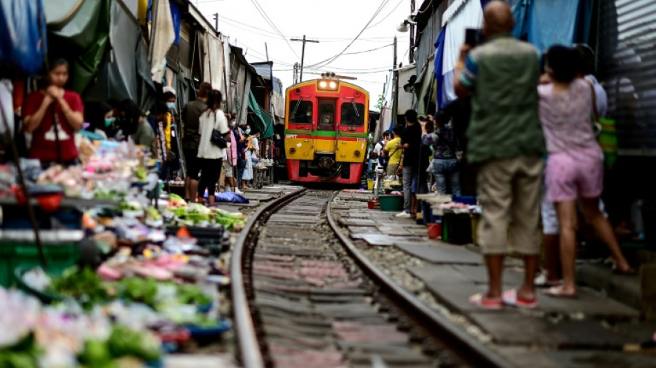 Colorido mercado en las vías de un tren de Tailandia se reencuentra con los turistas