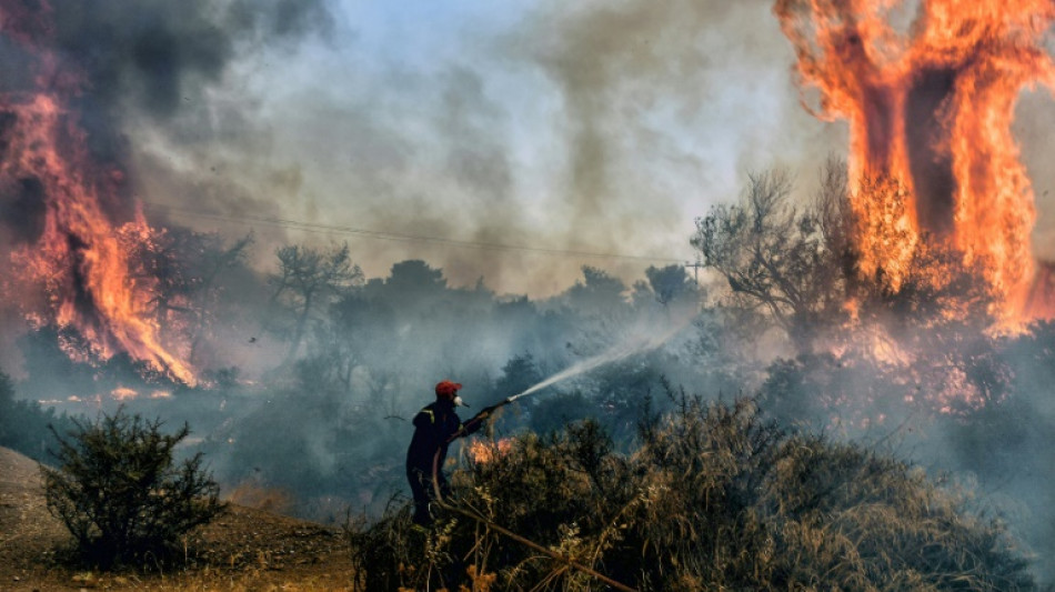 Grèce: des centaines de pompiers continuent l'"énorme bataille" contre les incendies