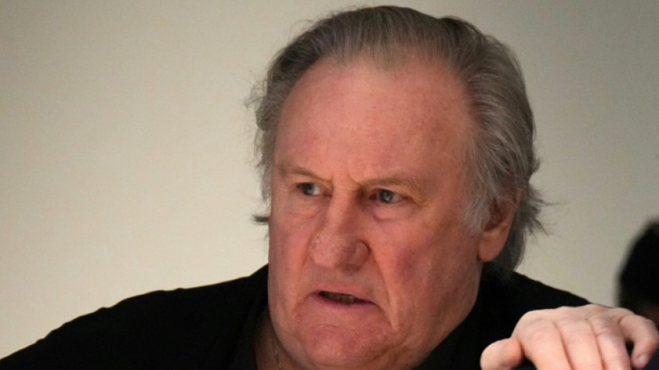 Ator francês Depardieu, julgado por agressões sexuais, nega 'apalpar' mulheres