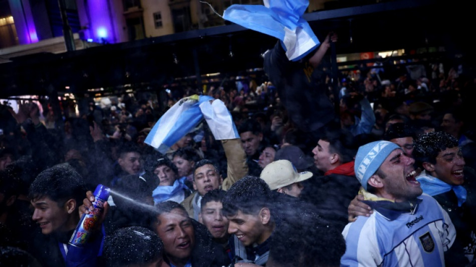 Multidão se reúne em torno do Obelisco de Buenos Aires para festejar bi da Copa América