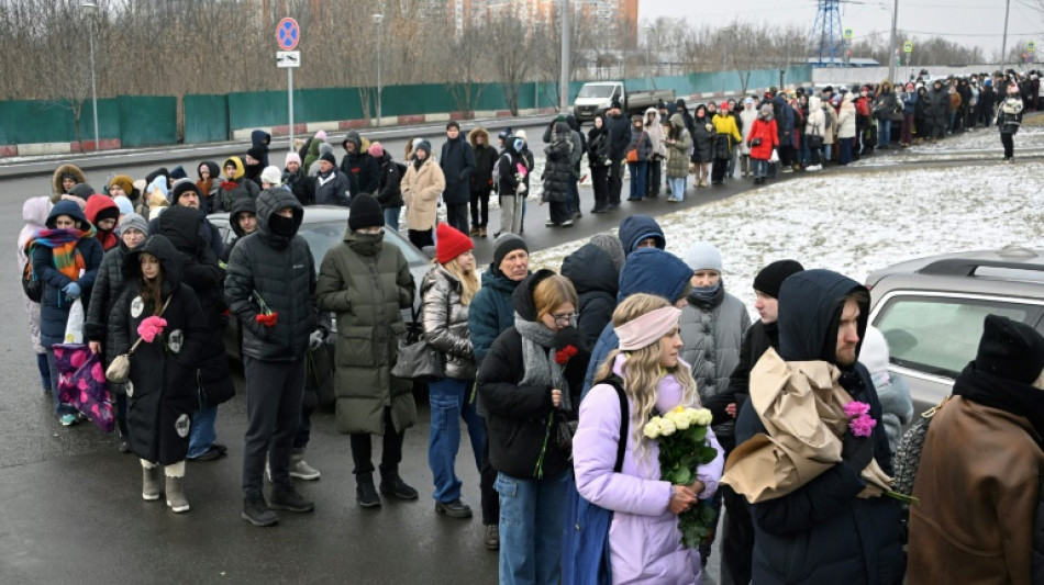 Más de un millar de personas ante la tumba del opositor Navalni en Rusia por aniversario de su muerte