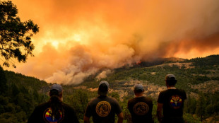 Megaincendio en California desafía a los bomberos y amenaza a miles de personas