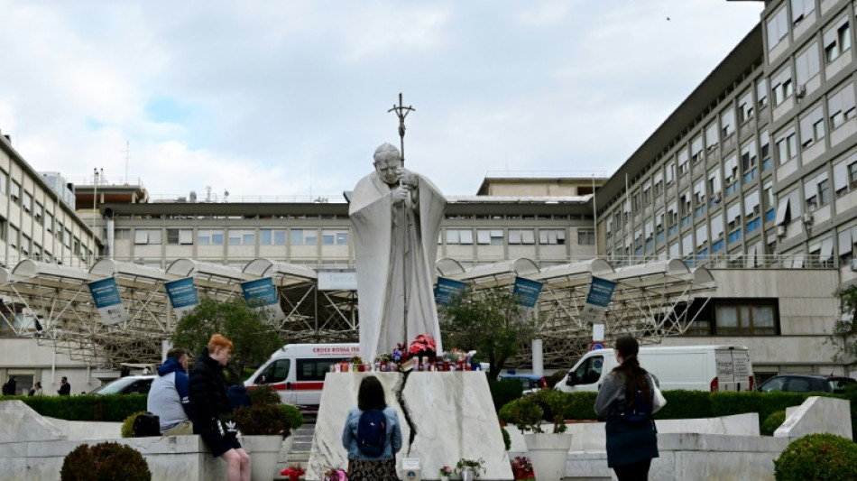 La neumonía del papa, un cuadro "difícil" combinado con otras patologías, según un especialista