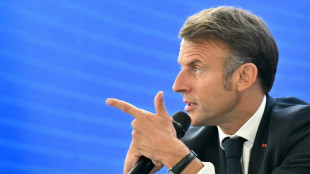 La izquierda radical francesa busca apoyo para proceso de destitución de Macron