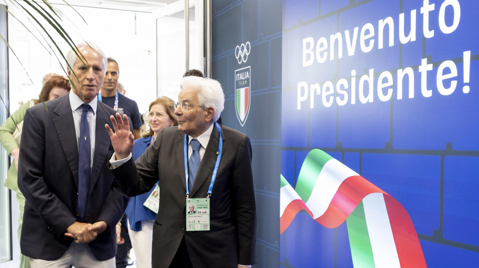 Parigi: il sorriso di Mattarella, 'mi sento vagamente fuori età'