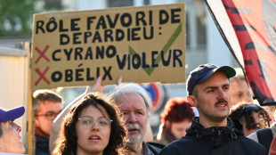 Depardieu: une centaine de manifestants retardent un spectacle de l'acteur à Lille 