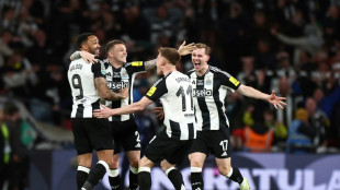 Newcastle vence Liverpool (2-1) e conquista Copa da Liga, seu 1º título nacional em 70 anos