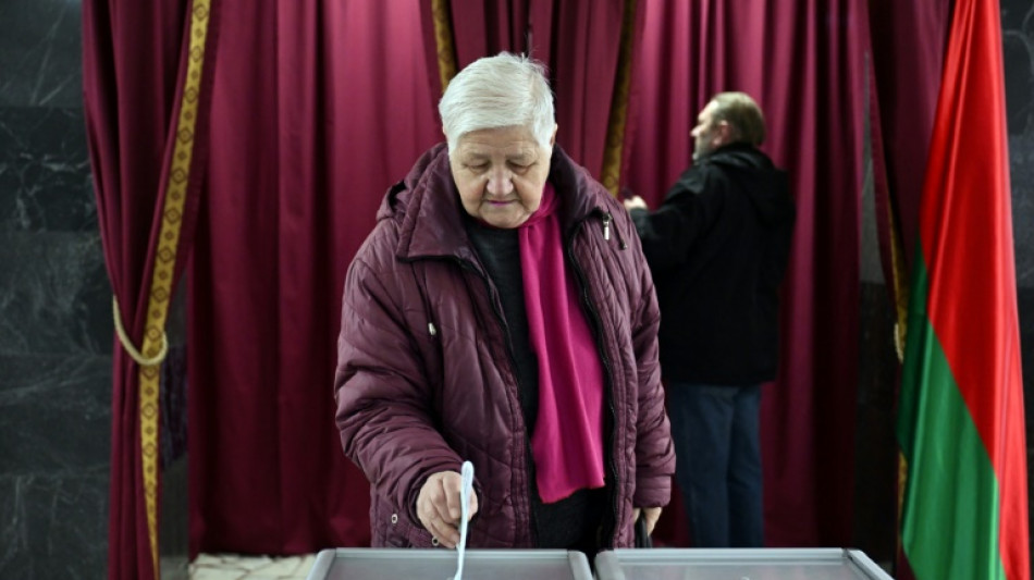 Belarus vota em eleição presidencial com Lukashenko às portas de um sétimo mandato