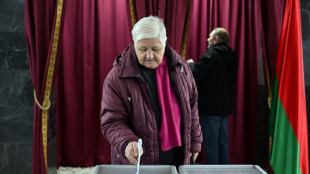 Belarus vota em eleição presidencial com Lukashenko às portas de um sétimo mandato