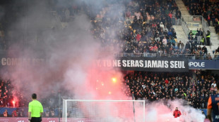 Ligue 1: Montpellier-Saint-Étienne arrêté définitivement après des jets de fumigènes