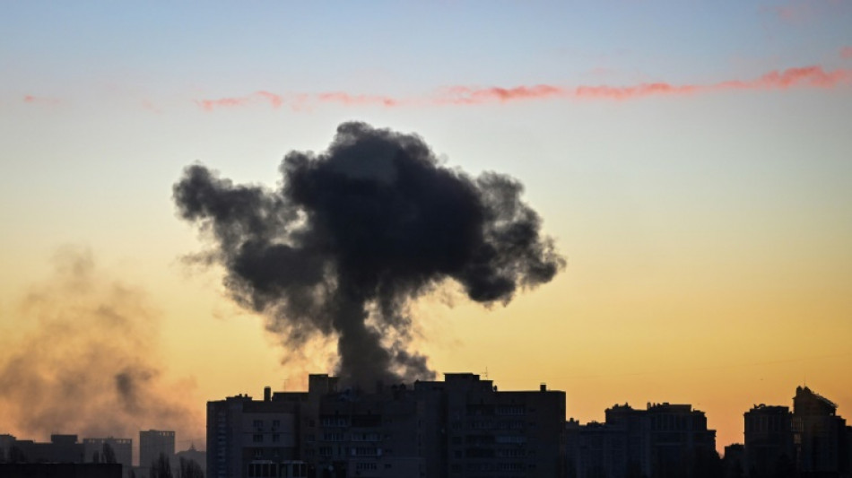 Starke Explosionen und Rauchsäulen in Kiew