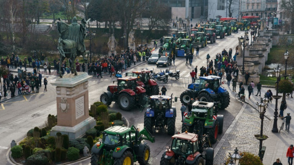 Agricultores bloqueiam estradas na Espanha com tratores