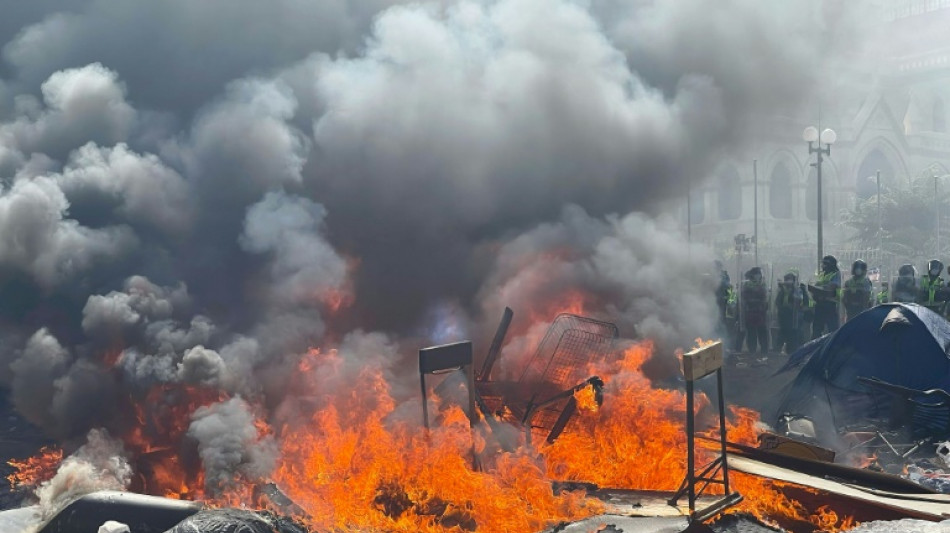 New Zealand protesters burn camp after riot police move in