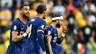 Holanda vence Romênia (3-0) e vai às quartas de final da Eurocopa