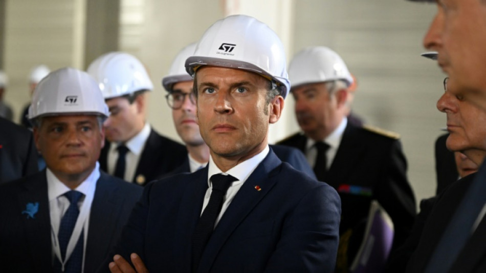 Macron présente sa stratégie pour la filière électronique