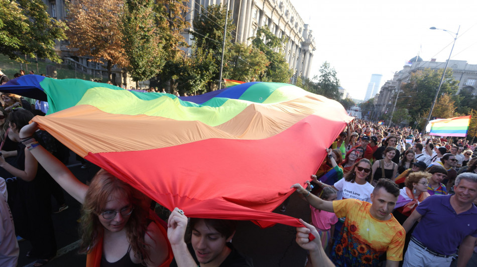 Migliaia al Gay Pride di Belgrado, musica e festa arcobaleno