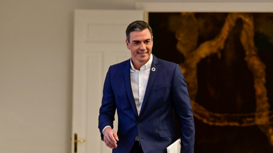 Spanish PM calls on nation to go tie-less